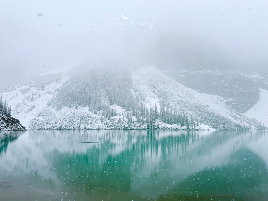 【加拿大-Banff】Moraine Lake夢蓮湖｜夏季遇上大雪與陽光的美麗湖景