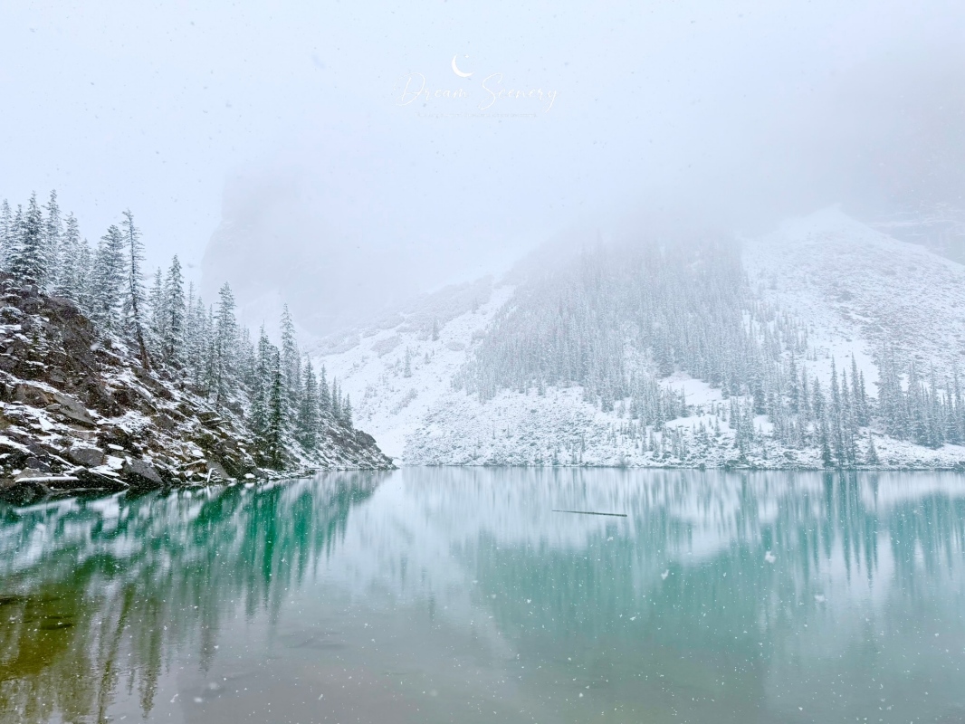 【加拿大-Banff】Moraine Lake夢蓮湖｜夏季遇上大雪與陽光的美麗湖景