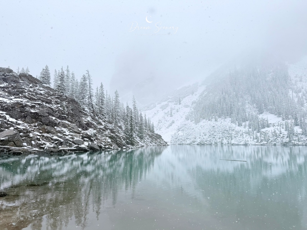 【加拿大-Banff】Moraine Lake夢蓮湖｜夏季遇上大雪與陽光的美麗湖景