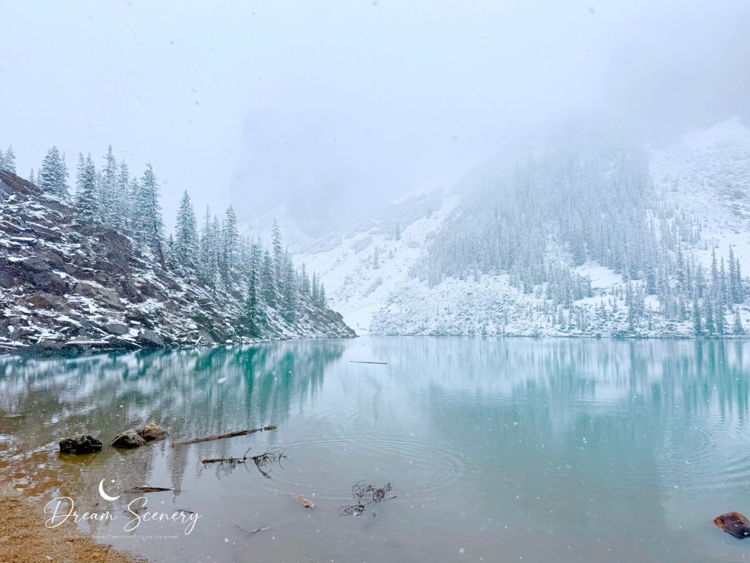 【加拿大-Banff】Moraine Lake夢蓮湖｜夏季遇上大雪與陽光的美麗湖景