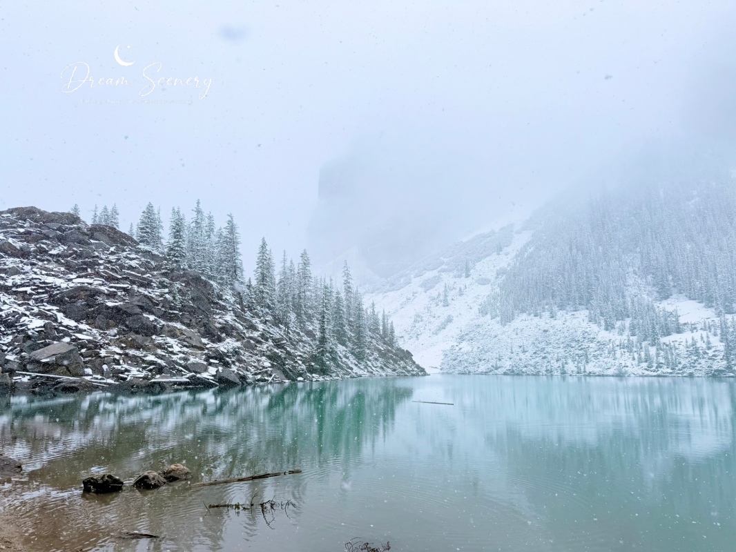 【加拿大-Banff】Moraine Lake夢蓮湖｜夏季遇上大雪與陽光的美麗湖景