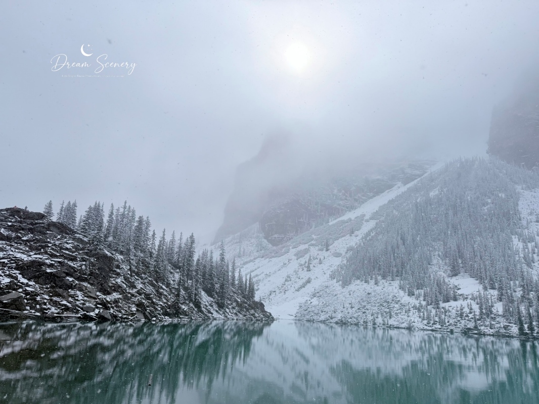 【加拿大-Banff】Moraine Lake夢蓮湖｜夏季遇上大雪與陽光的美麗湖景