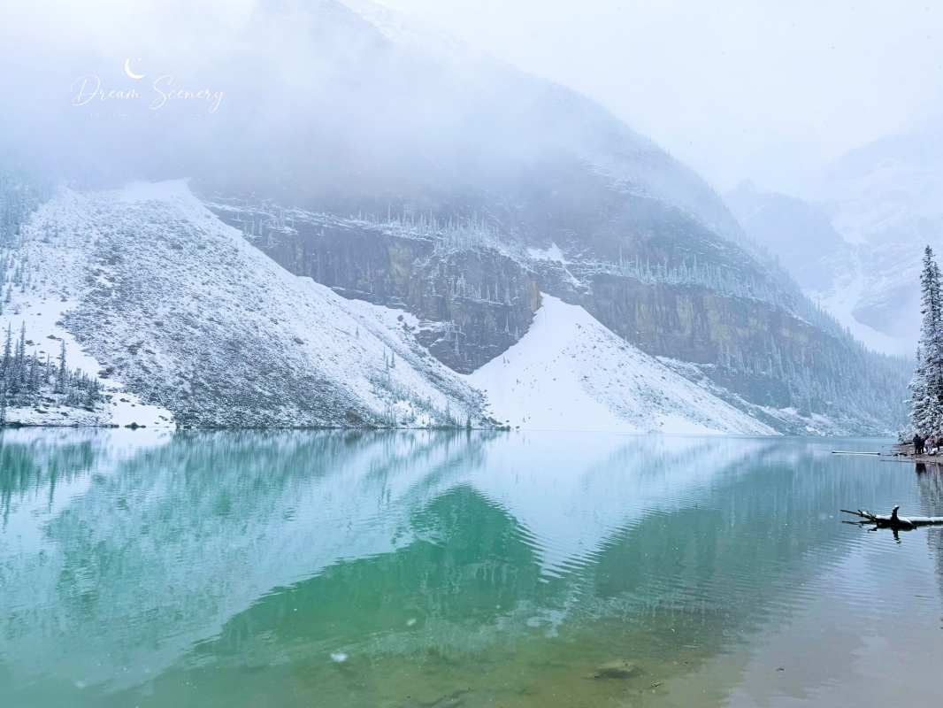 【加拿大-Banff】Moraine Lake夢蓮湖｜夏季遇上大雪與陽光的美麗湖景