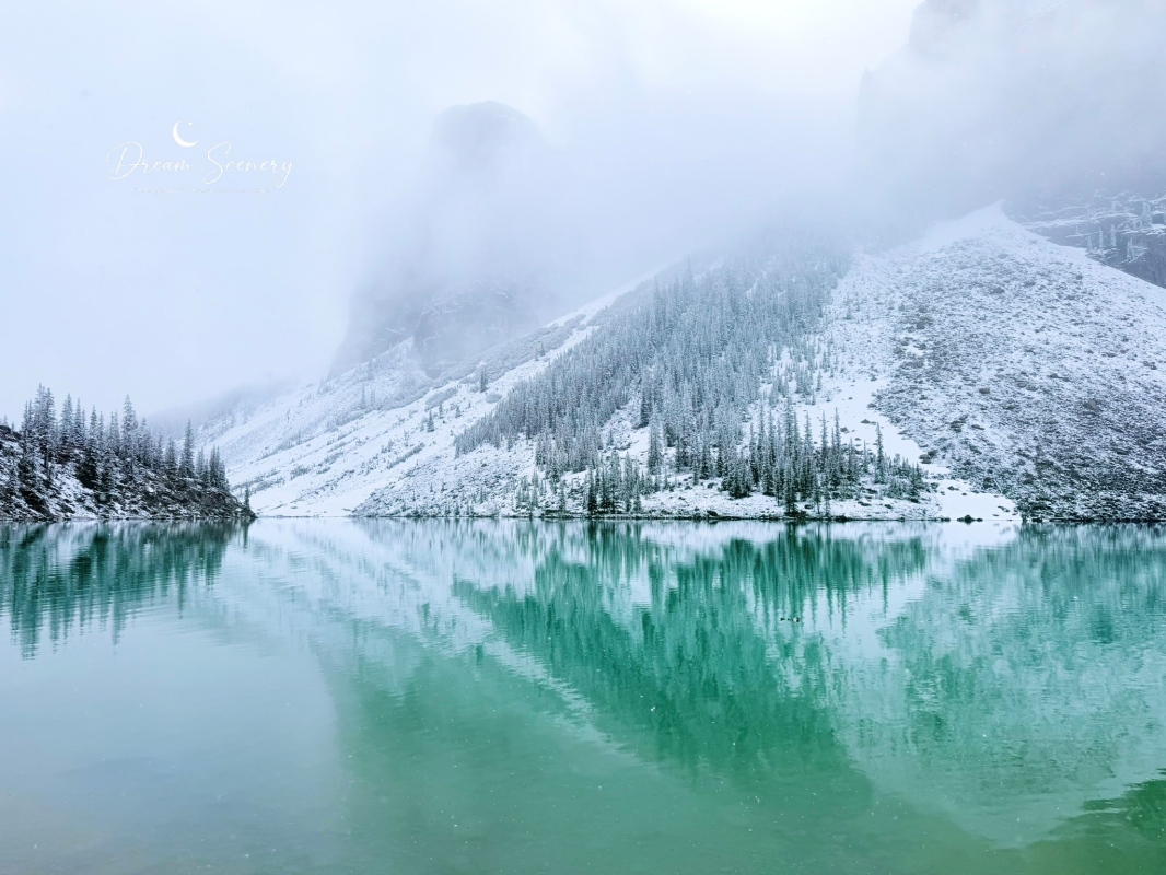 【加拿大-Banff】Moraine Lake夢蓮湖｜夏季遇上大雪與陽光的美麗湖景