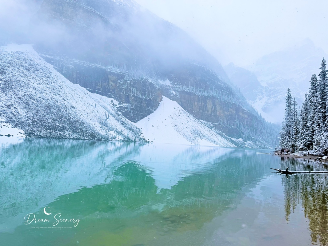 【加拿大-Banff】Moraine Lake夢蓮湖｜夏季遇上大雪與陽光的美麗湖景