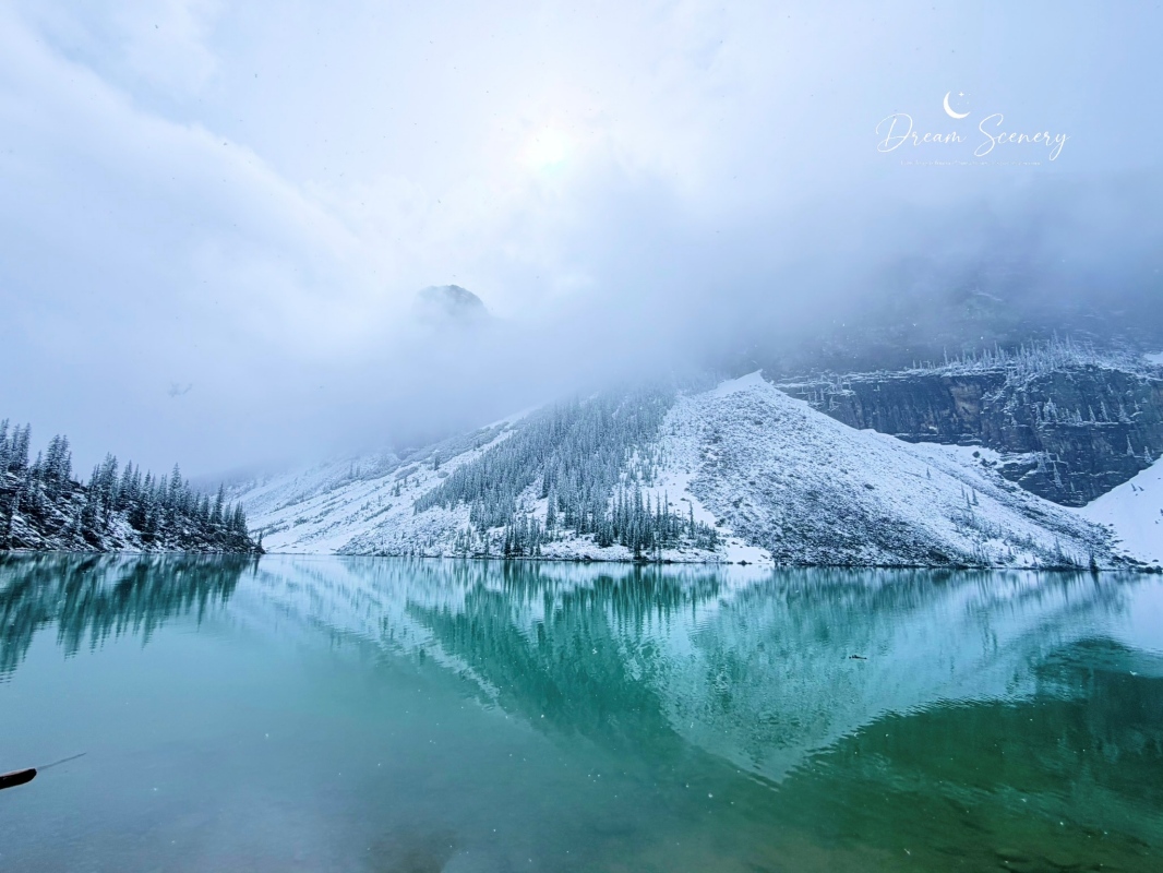 【加拿大-Banff】Moraine Lake夢蓮湖｜夏季遇上大雪與陽光的美麗湖景