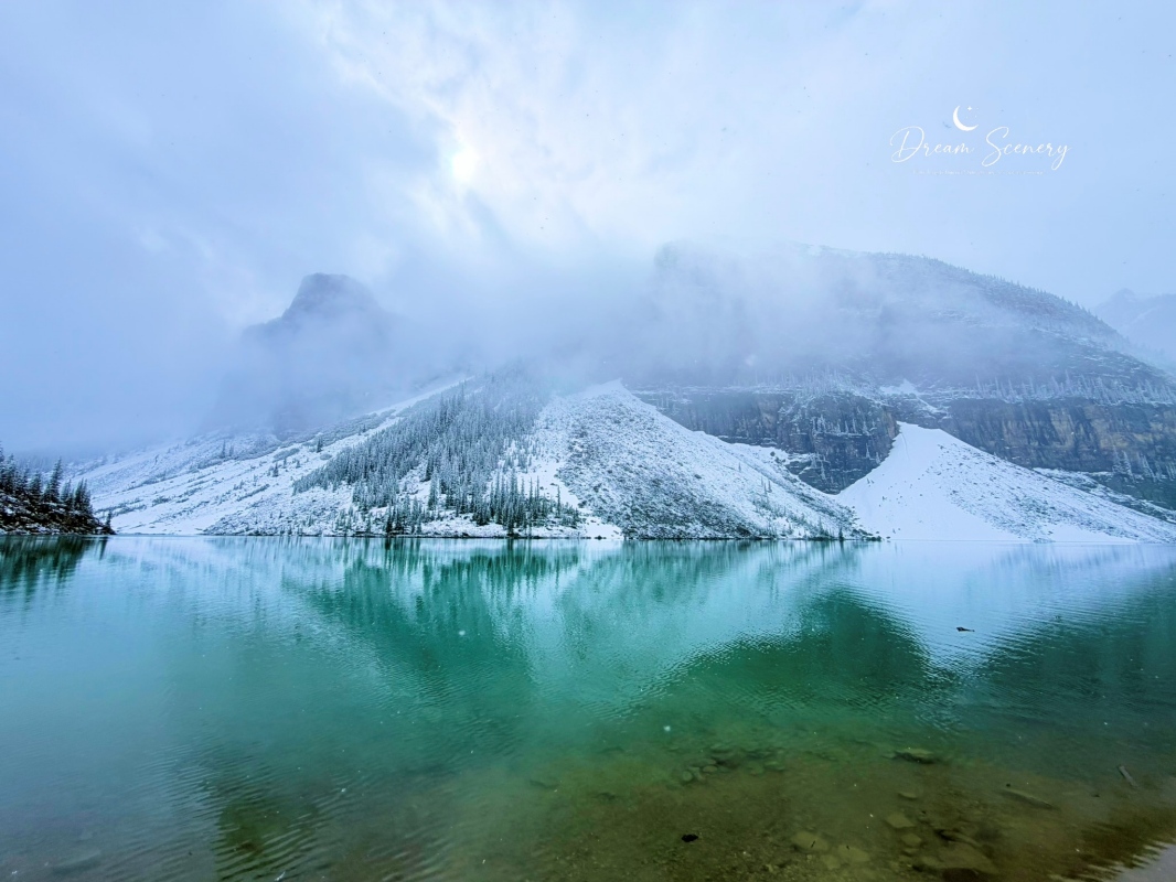 【加拿大-Banff】Moraine Lake夢蓮湖｜夏季遇上大雪與陽光的美麗湖景