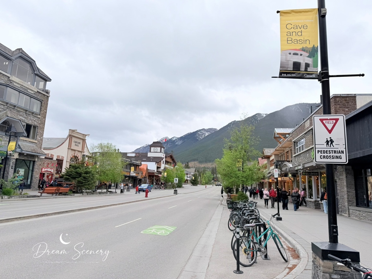 【加拿大-Banff】漫步班夫小鎮，欣賞洛磯山脈風光與特色街景｜BeavTails、COWS Ice Cream