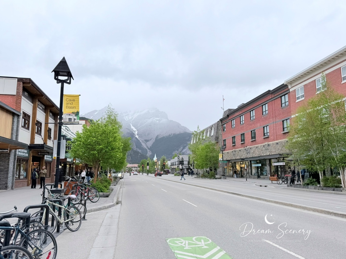 【加拿大-Banff】漫步班夫小鎮，欣賞洛磯山脈風光與特色街景｜BeavTails、COWS Ice Cream