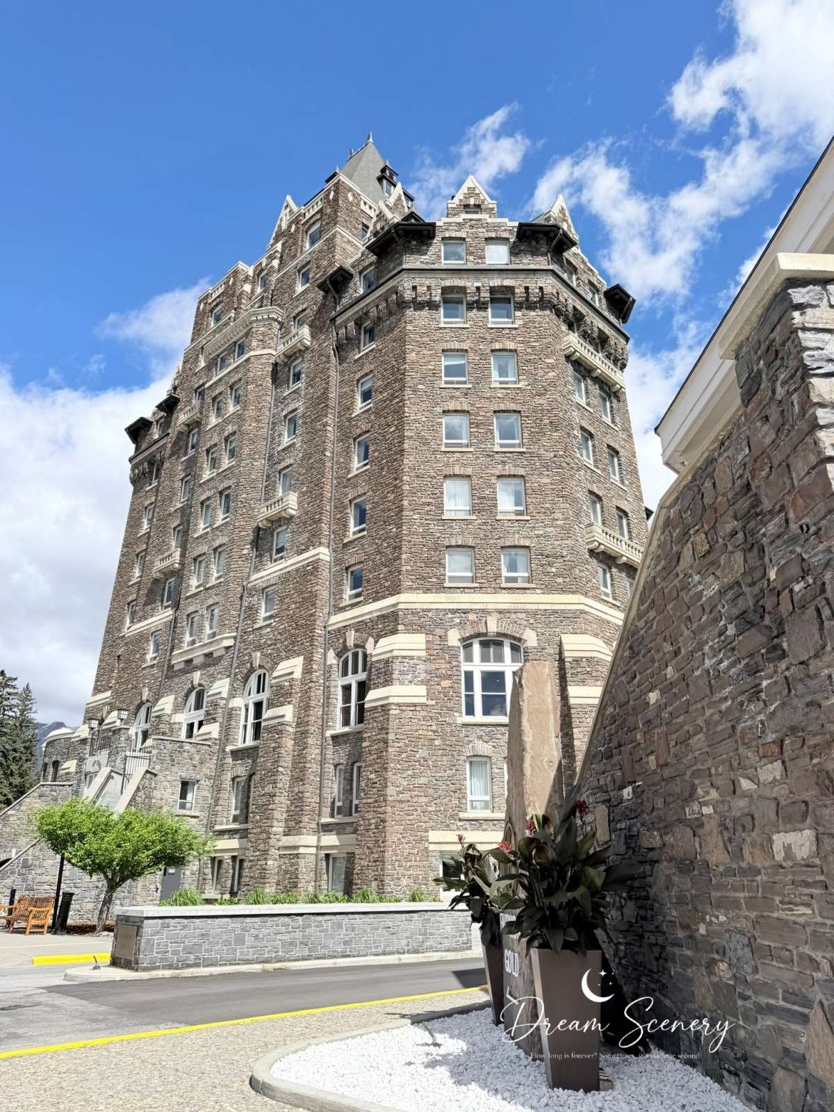 【加拿大-Banff】走進落磯山脈中的城堡，探索古典大廳與山谷花園｜Fairmont Banff Springs